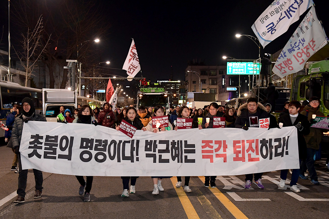 "박근혜 대통령 즉각 퇴진" 지난 12월10일 서울 광화문광장에서 촛불집회를 끝마친 시민들이 청와대 인근까지 '박근혜 대통령 즉각 퇴진'을 요구하며 거리 행진을 펼치고 있다.