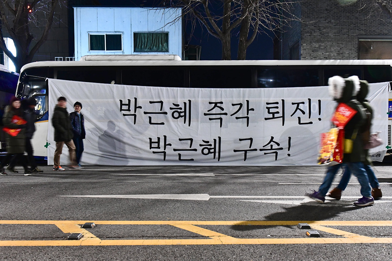 "박근혜 즉각 퇴진 그리고 구속" 지난 12월10일 밤 청와대 인근에 세워져 있는 경찰버스에 '박근혜 즉각 퇴진, 박근혜 구속'을 요구하는 현수막이 걸려있다. 