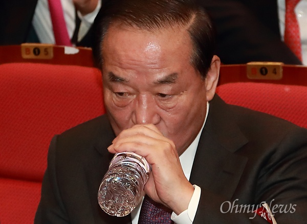 서청원 의원이 29일 오후 국회의원회관에서 열린 새누리당 전국위원회에서 물을 마시고 있다.