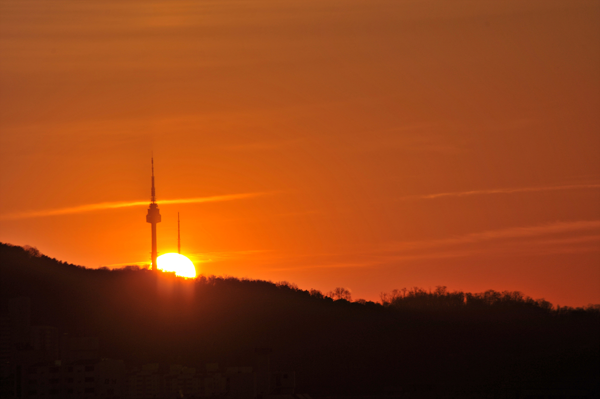 남산 타워 아래에서 솟아오르는 태양