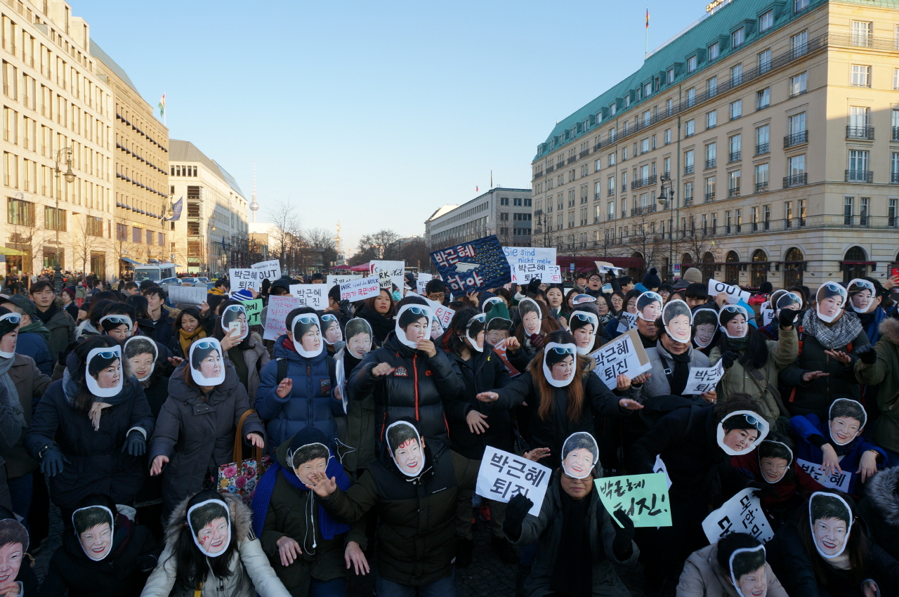 베를린 박근혜 1차 퇴진집회에서 시위 참여자들이 퍼포먼스를 하고 있는 모습