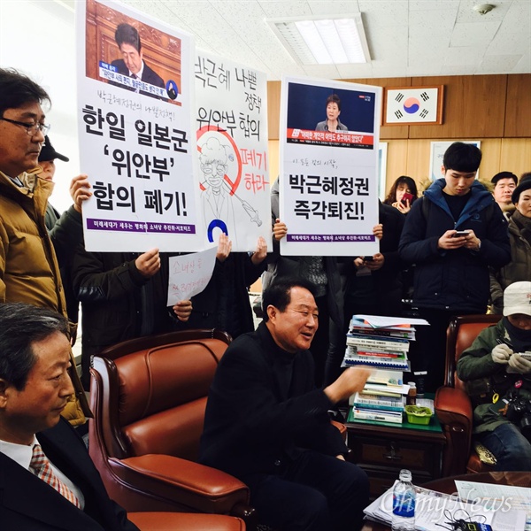 박삼석 부산 동구청이 30일 구청 소회의실에서 기자회견을 열어 '평화의 소녀상' 철거와 관련해 사과하고 있다.