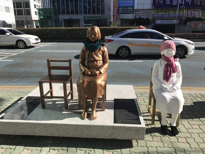원래 있던 자리, 일본영사관 앞으로 돌아온 평화의 소녀상. 그 옆에 석고모형 소녀상이 앉아 있다.
