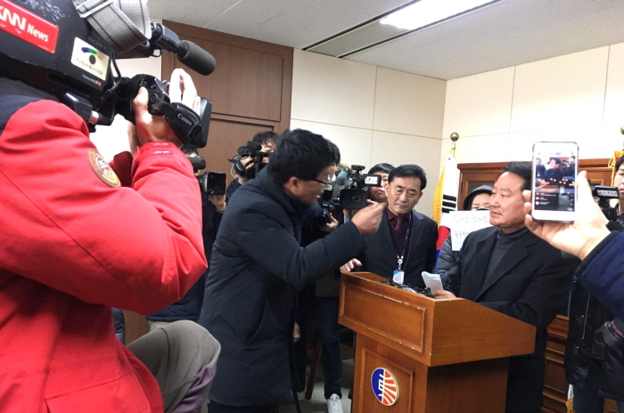 박삼석 동구청장의 불성실한 답변에 거세게 항의하는 민주노총 부산본부 사무처장 직무대행 김재남
