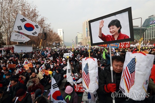 지난해 12월 31일 오후 서울 덕수궁 대한문앞에서 박사모 등 박근혜 대통령 지지자들이 모인 탄기국(대통령탄핵기각을 위한 국민총궐기운동본부) 주최로 탄핵 반대 집회가 열리고 있다.