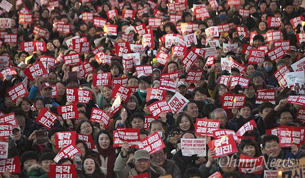 박근혜 퇴진 제9차 부산시민대회가 5만5천여 명(집회측 추산·경찰 추산 4천 여명)이 모인 가운데 31일 저녁 서면 중앙대로에서 열렸다. 