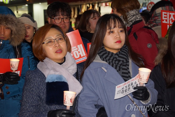  31일 대구 중구 중앙로 대중교통전용지구에서 열린 박근혜 퇴진 시국대회에서 촛불을 들고 서 있는 시민들.