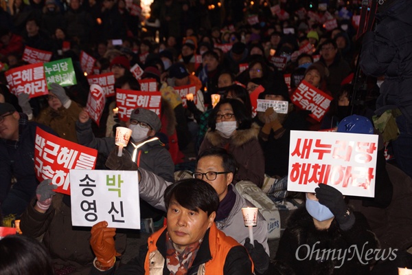 31일 오후 대구 중구 중앙로 대중교통전용지구에서 열린 '#내려와라 박근혜' 대구 9차 시국대회에 참가한 시민이 '송박영신'이라고 쓴 피켓을 들고 있다. 
