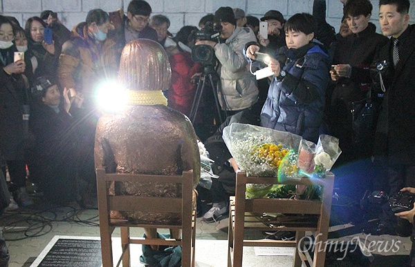  일본군 위안부 평화의 소녀상 제막식이 31일 밤 부산 일본총영사관 앞에서 열렸다. 