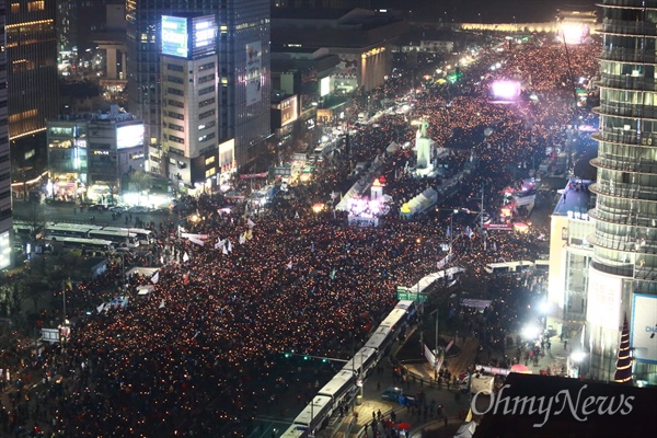 2016년 마지막 날인 31일 오후 광화문광장에서 박근혜 즉각퇴진을 위한 ‘송박영신’ 10차 범국민행동의 날 행사가 열리고 있다.