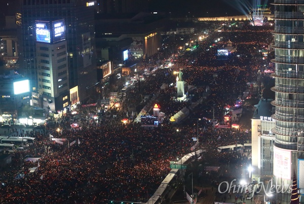  2016년 마지막날인 31일 오후 광화문광장에서 열린 박근혜 즉각퇴진을 위한 ‘송박영신’ 10차 범국민행동의 날 촛불집회에서 참석자들이 촛불 파도타기를 하고 있다.