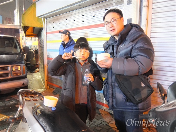 아홉 살 아들과 함께 컵밥을 받아든 아버지 윤명노(44세·경기 안양 거주·오른쪽)씨는 "올해엔 세월호가 꼭 인양됐으면 좋겠다"라고 말했다.
