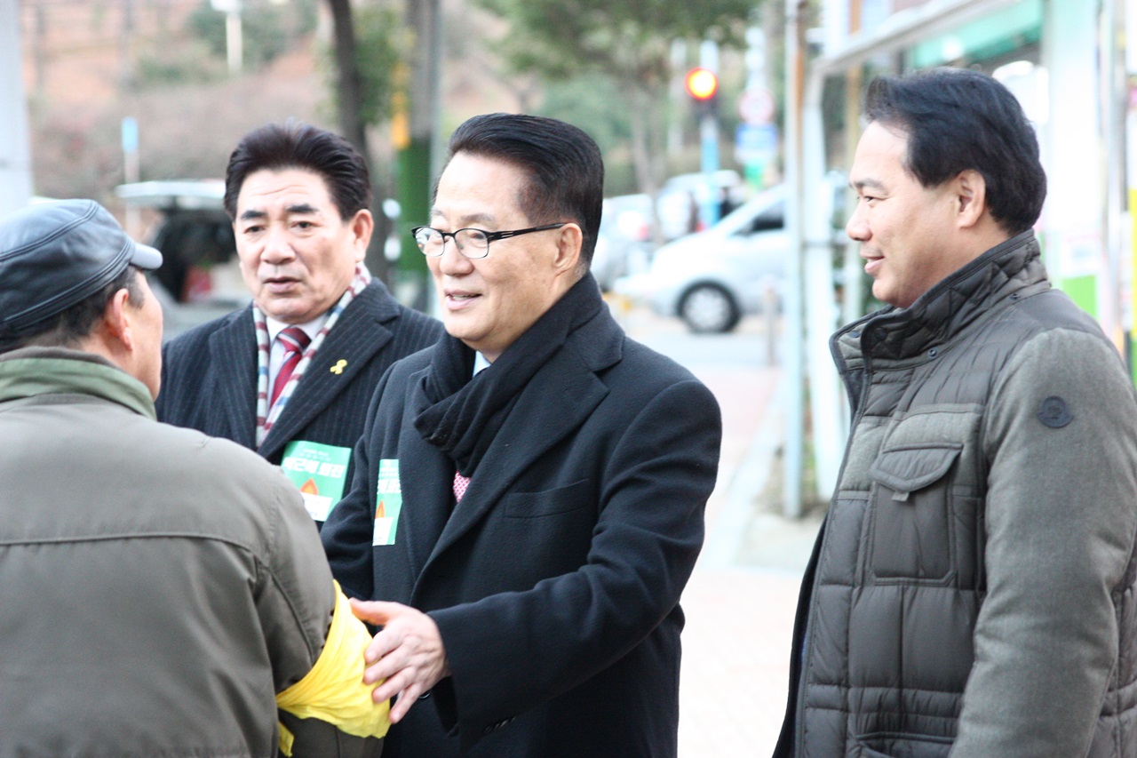  31일 여수 촛불집회를 찾은 국민의당 박지원 전 원내대표와 이용주 의원이 시민과 대화를 나누고 있다.