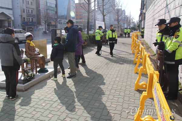 부산 일본총영사관 후문 앞에 세워진 '평화의 소녀상' 제막식 다음날인 1일 많은 사람들이 찾아와 사진을 찍거나 살펴보았다.