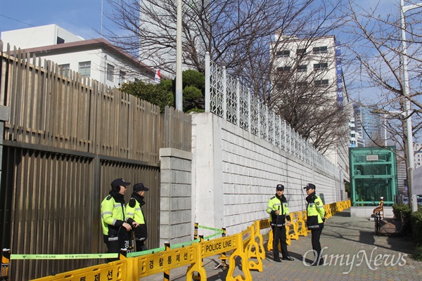 부산 일본총영사관 후문 앞에 '평화의 소녀상'이 세워졌다. 왼쪽에 보이는 문이 일본영사관 후문이고, 1일 경찰이 현장을 지키고 있다.