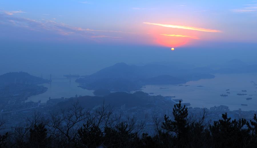  새해 아침 여수 구봉산 해는 07:42경에 떠 올랐다.