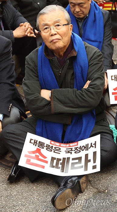 더불어민주당 김종인 전 대표가 11월 12일 오후 청계천 무교동네거리에서 열린 박근혜-최순실게이트 규탄 당원 결의대회에 참석하고 있다. 
