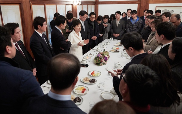 지난해 1월 1일 당시 박근혜 대통령이 청와대 상춘제에서 출입기자단과 신년인사회를 겸한 티타임을 갖고 있다. 