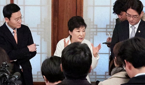 박근혜 대통령이 새해 첫날인 지난 1일 오후 청와대 상춘제에서 출입기자단과 신년인사회를 겸한 티타임을 갖고 있다.