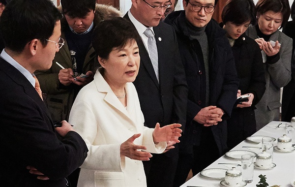 박근혜 대통령이 새해 첫날인 1일 오후 청와대 상춘제에서 출입기자단과 신년인사회를 겸한 티타임을 갖고 있다. 