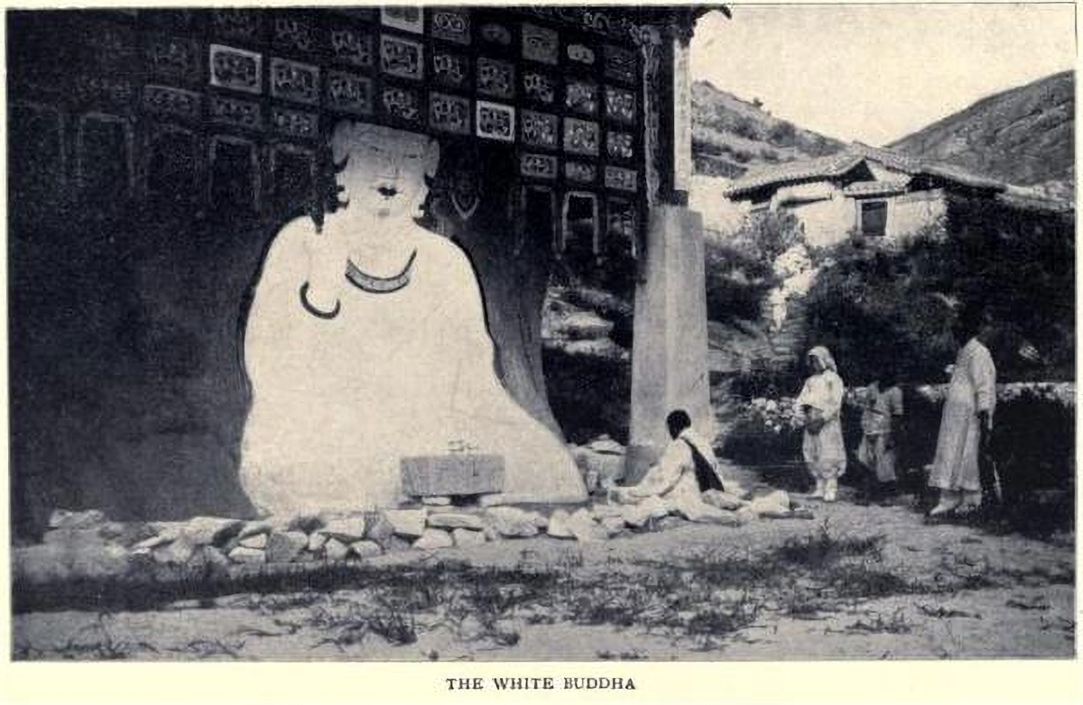  1908년 여행가 버튼 홈즈(Burton Holmes)가 서울을 답사하며 촬영한 옥천암 백불. 