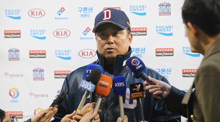 두산 김태형 감독 이제는 한국시리즈 3연패 도전에 나섰다.