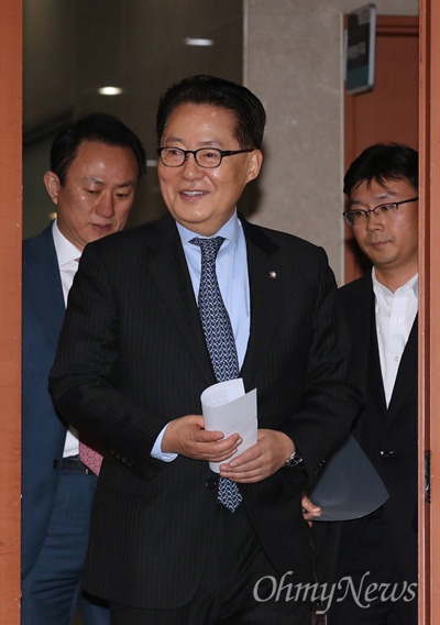 국민의당 박지원 전 원내대표가 2일 오전 국회 정론관에서 당 대표 출마선언을 하기 위해 입장하고 있다.