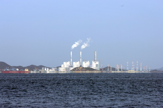 영흥화력본부는 인체에 노출 시 호흡기 손상과 태아의 생식능력 손상을 유발할 수 있어 해양 배출이 금지된 유해물질 디메틸폴리실록산을 2004년 6월부터 2015년 9월까지 약 3305톤 사용했다.