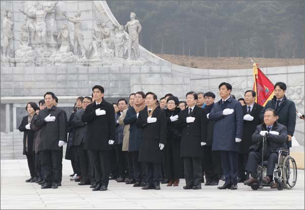 더민주대전시당은 새해를 맞아 2일 오전 대전현충원을 방문, 합동 참배를 했다.
