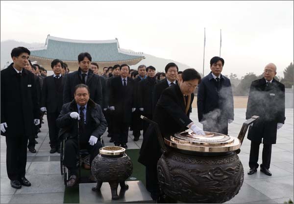 더민주대전시당은 새해를 맞아 2일 오전 대전현충원을 방문, 합동 참배를 했다.