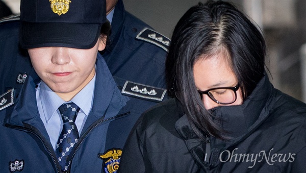 직권남용 권리행사 방해 및 강요 혐의로 구속 기소된 장시호씨가 지난 2일 오후 서울 강남구 대치동 특검 사무실에 조사를 받기 위해 출석하고 있다.