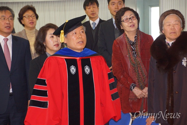 김상동 경북대 총장이 학내 일부 구성원들의 반발에도 2일 오전 총장 취임식을 진행했다. 김 총장이 참석자들과 함께 교가를 부르고 있다.
