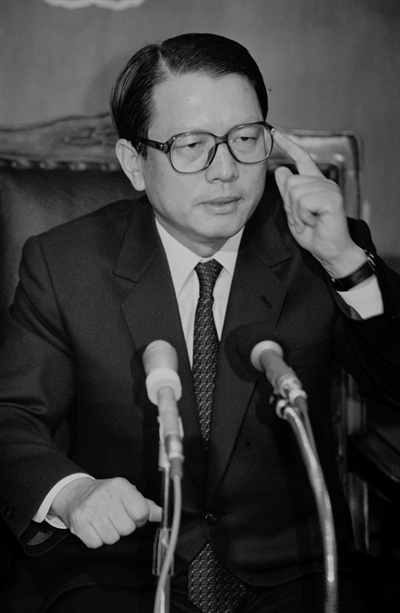 지난 1989년, 당시 김기춘 검찰총장이 검찰청에서 현안에 대한 기자회견을 하고 있는 모습. 