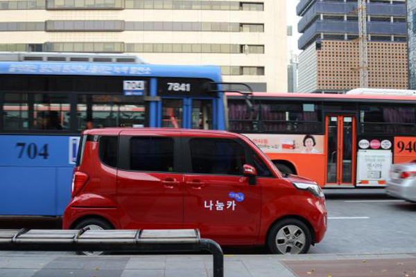 서울시 카셰어링 서비스 '나눔카'가 도로를 주행하고 있다.