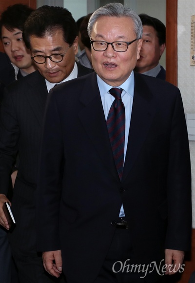 새누리당 인명진 비상대책위원장이 3일 오전 서울 여의도 당사에서 친박계 의원들을 만나기 위해 들어서고 있다. 