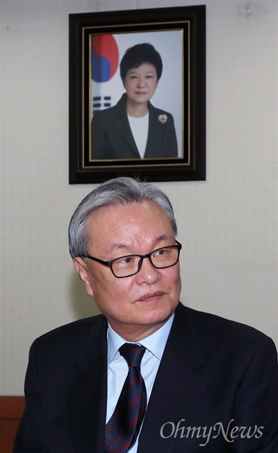 새누리당 인명진 비상대책위원장이 3일 친박계 의원들을 면담한 당사 비대위원장실에 박근혜 대통령의 사진이 걸려 있다. 