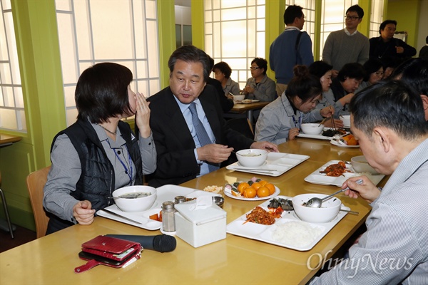 개혁보수신당(가칭) 김무성 의원이 3일 국회 구내식당에서 환경미화원들과 떡국으로 점심식사를 하고 있다. 