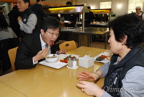 개혁보수신당(가칭) 유승민 의원이 3일 국회 구내식당에서 환경미화원들과 떡국으로 점심식사를 하고 있다. 