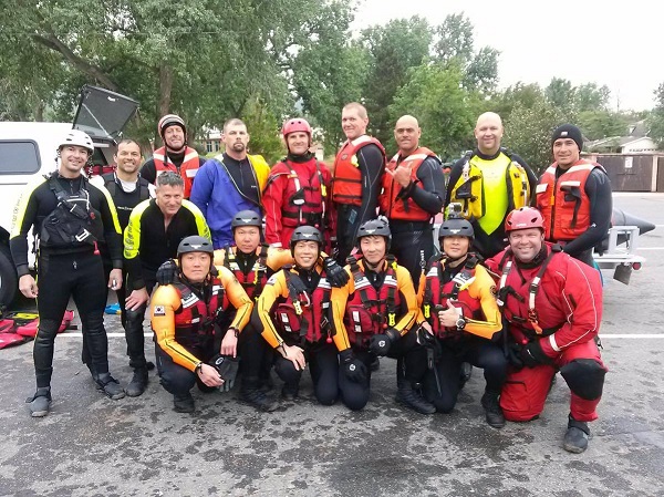 2013년 6월 한정민 소방관이 미국 콜로라도에서 개최된 '급류 구조교육(Swift Water Rescue Training)' 평가를 마친 뒤 동료들과 함께 포즈를 취하고 있다. 