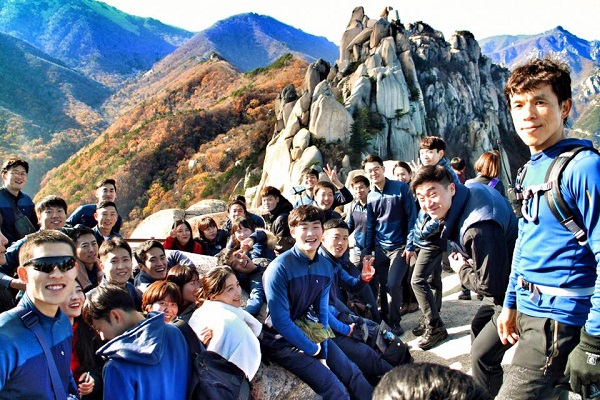 지난해 11월 8일 한정민 소방관이 제104기 신임 소방관 교육생들과 함께 극기훈련 프로그램의 일환으로 설악산을 오르고 있다. 