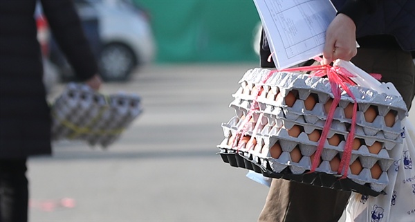 3일 오후 서울 송파구 가락시장에서 시민들이 계란을 사들고 시장을 나서고 있다.

