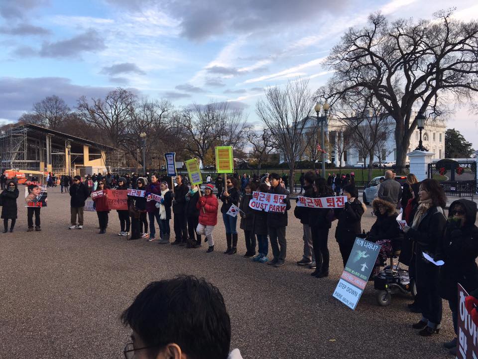 전세계 26개국 70여개 도시에서 진행되었던 '박근혜 퇴진 민주주의 회복을 위한 재외동포 행동'으로 워싱턴 백악관 앞에서 동포들이 박근혜 즉각 퇴진 시위를 열고 있다. 