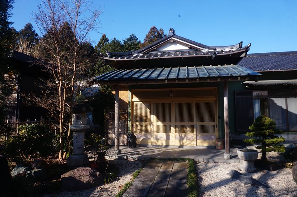 공동체 사람들이 모여사는 일본식 전통가옥이다.