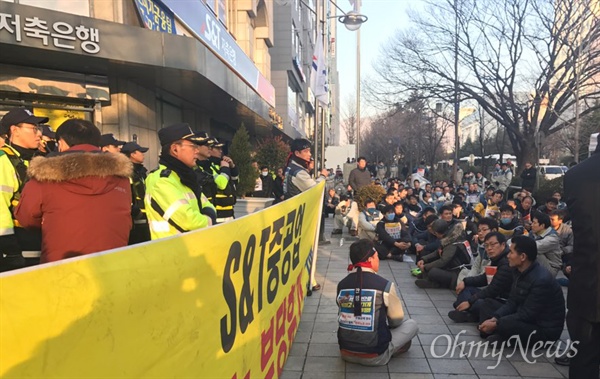  금속노조 경남지부 S&T중공업지회는 3일 창원 소재 S&T저축은행 앞 인도에서 천막농성을 벌이려고 했지만 철거되어 노숙농성을 벌이고 있다.