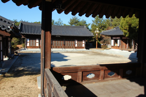  산청 겁외사 혜근문을 들어서면 성철 스님의 생가를 재현한 포영당, 율은고거, 율은재가 있다.
