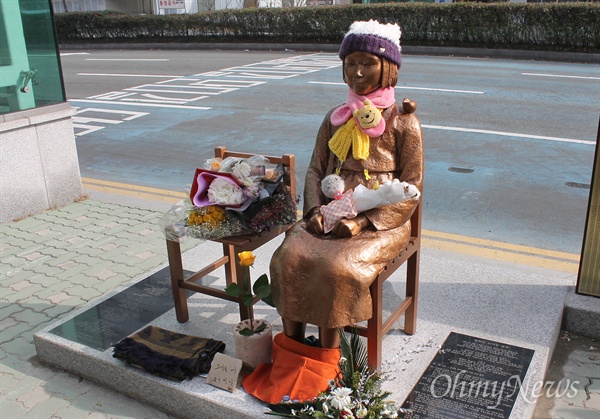 부산 동구 일본총영사관 앞에 세워진 위안부 평화의 소녀상. 