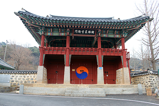 직산현청의 '호서계수관아' 누각. 호서수계관아는 충청도와 경기의 경계에 있는 관청이라는 뜻이다. 이 문 오른쪽 초등학교 담장에 의병장 '이신의 시비'가 세워져 있다. 