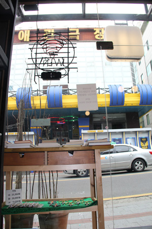 중구 경동에 있는 애관극장 앞에는 ‘극장앞’이라는 카페가 있다.