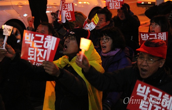  박근혜퇴진 대전운동본부는 4일 저녁 갤러리아타임월드 백화점 앞에서 제43차 박근혜퇴진 대전시민촛불행동을 개최했다.