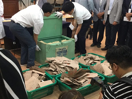 29년 만에 열린 구로을 투표함 87년 구로구청사건의 도화선이 된 구로을 투표함 개함